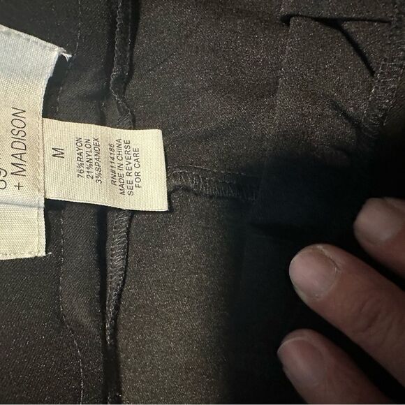 89th & Madison Pants Black Cris Cross Design Capri- Medium - Picture 8 of 8